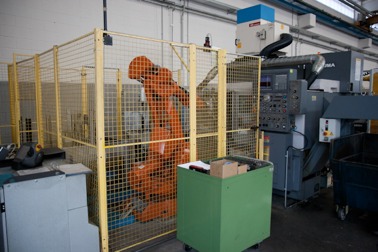 2 OKUMA CNC-Drehmaschinen LB.300 mit anthropomorphem Roboter (ABB und FANUC) und mit Lager